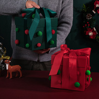 Boîte cadeau de Noël carrée en papier décoratif avec boule en feutre rouge et verte pour la veille de Noël
