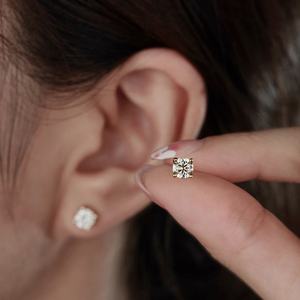 Boucles d'oreilles clous en moissanite blanche ronde taille brillant, plaquées or 5 mm, certificat GRA, bijoux fins, cadeaux pour femmes - Product Image 1