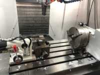 Centre d'usinage vertical CNC avec fraisage, perçage et taraudage de haute précision pour composants automobiles et moules en aluminium