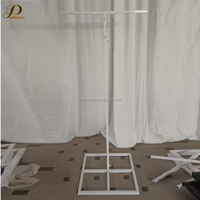 JINDA Promotion : Support d'arche télescopique réglable en fer galvanisé pour toile de fond, idéal pour aménagement de scène de mariage extérieur et rideaux.