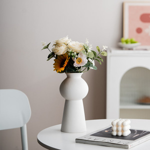 Vase en céramique blanche minimaliste avec rayures verticales incisées pour le salon, console TV, décoration rustique pour la maison - Product Image 4