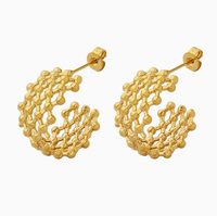 H0081 Boucles d'oreilles pendantes en acier inoxydable plaqué or 18 carats pour femme, motif treillis à petites perles dorées en forme de C, design de niche, tendance