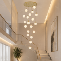 Lustre d'escalier de luxe en verre craquelé avec quincaillerie dorée, 18 pampilles globe chaudes pour grand hall, cage d'escalier, villa duplex, foyer