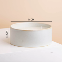 Pot à bougie en céramique blanc mat large et rond avec bord doré fin, trois mèches, contenant de bougie parfumée en cire de soja, bougie de table minimaliste pour la maison
