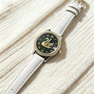 Montre esthétique pour femme vert foncé, design symbole cygne, chiffres romains, motif bambou, bracelet en cuir pour la mode européenne - Product Image 1