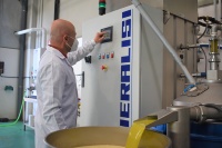 Huile d'olive vierge de marque privée Bouteille PET de 2 litres, première pression à froid Huile d'olive espagnole de haute qualité pour l'assaisonnement et la cuisson