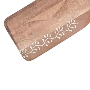 Tabla de cortar redonda de PP y madera hecha a mano ligera de nuevo diseño de exportador indio con agujero para colgar tabla de queso ecológica - Product Image 2