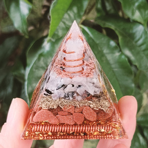 Pyramide en résine époxy avec cristaux de pierre, ornement de bureau, design œil d'Horus, décoration d'aquarium, cadeau - Product Image 2