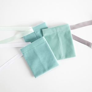 Pochette de voyage en velours épais vert clair de luxe 9x12cm, sac à cosmétiques léger avec cordon de serrage, sac cadeau - Product Image 2