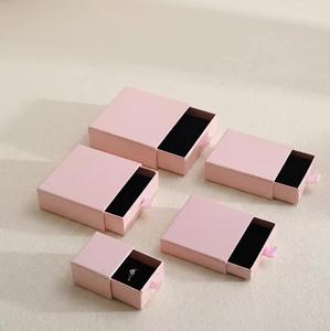 Özel Tasarım Geri Dönüştürülebilir Pembe Çekmeceli Mücevher Kutusu, Sünger Astarlı, Mıknatıslı Kapaklı, Yüzük ve Küpeler için Karton Ambalaj - Product Image 1