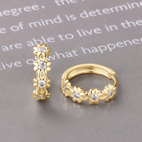 Nouvelles boucles d'oreilles créoles en argent sterling 925 plaqué or jaune 14 carats, motif floral, avec moissanite taille ronde de 2,2 mm
