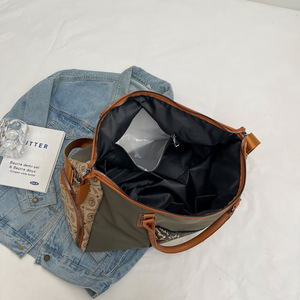 Sac de voyage unisexe grande capacité à bandoulière pour le camping et les courts séjours, résistant à l'eau avec fermeture éclair - Product Image 2