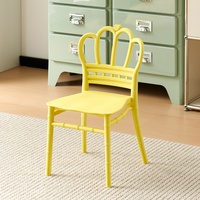 Chaise empilable en résine plastique durable à bas prix pour hôtel, chaise de fête rose Chiavari pour enfants