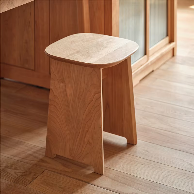 Consulta sobre el tiempo de entrega de taburetes bajos.