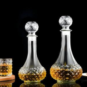 Bouteille en verre transparente de 750 millilitres de forme unique avec un bouchon, utilisée pour la présentation de divers vins <span class=keywords><strong>sur</strong></span> les étagères ou dans les casiers à <span class=keywords><strong>vin</strong></span> - Product Image 1