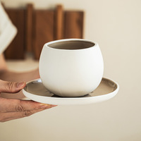 Ensemble de tasses à café en céramique minimalistes modernes sans poignée en forme d'œuf avec soucoupe, tasse à thé et assiette à collation pour la maison et le bureau