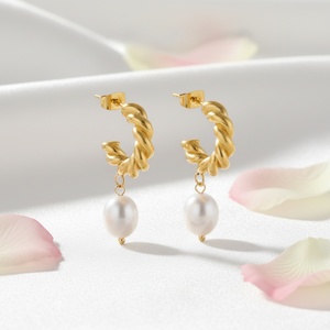 Nouveauté - Boucles d'oreilles créoles en acier inoxydable plaqué or 18 carats avec perles naturelles - Bijoux tendance pour femmes - Étanches - Hypoallergéniques - Cadeau - Product Image 2