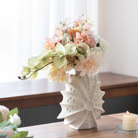 Vase en céramique noir de style nouveau pour la vente en gros, arrangement floral créatif, vase blanc en forme d'oursin, ornement de table pour la décoration intérieure