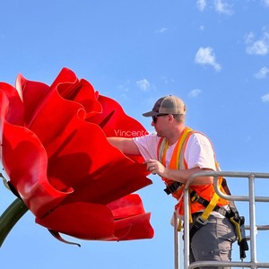 Scultura Astratta di Rosa in Metallo Verniciato Rosso di Alta Qualità Vincentaa - Product Image 5