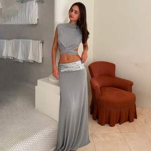 Ensemble élégant 2 pièces pour femme : haut sans manches et jupe longue avec ceinture à sequins en satin, idéal pour les soirées et les fêtes - Product Image 1