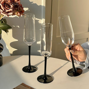Elegante Copa de Champán de Cristal con Tallo Rojo y Base Negra, Copa para Vino Espumoso con Tallo Negro y Base Negra - Product Image 2