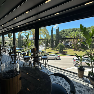 Pérgola Exterior Moderna Retráctil Bioclimática de Aluminio con Recubrimiento en Polvo Platino - Product Image 1