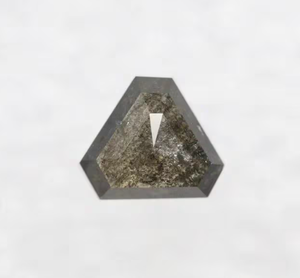 1.28 CT Diamant Lâche Naturel 7.3X6.2 MM Trillion Cut Triangle Noir Rosecut Diamant Bague De Mariage Cadeau en Couleur Noire - Product Image 2