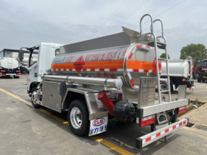 Camion-citerne mobile Dongfeng 4x2 de 3000 litres (3 m³) en alliage d'aluminium léger avec distributeur de carburant - Product Image 6