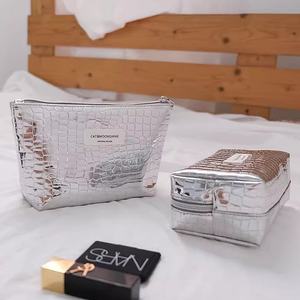 กระเป๋าเครื่องสำอางลายจระเข้สีเงินเมทัลลิคเย็บฉลากเกรดสูง8นิ้ว12นิ้ว - Product Image 3