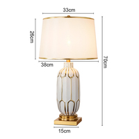 Nuevo diseño decoración del hogar post moderno mesita de noche cuerpo de porcelana forma de tela lámpara de mesa vertical
