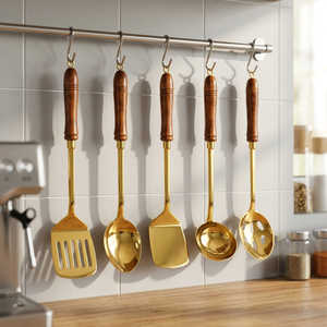 Juego de utensilios de cocina de 5 piezas de latón dorado sostenible con mangos de madera, apto para lavavajillas, que incluye espátula, cucharón y cuchara - Product Image 3