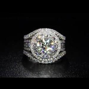 Anello di Diamanti H143 per Donna, Taglio Brillante Rotondo, Diamante Naturale, Anello di Fidanzamento Classico con Pietre Laterali - Product Image 2