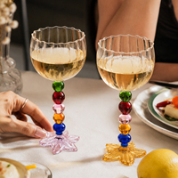 Verre à pied haut avec base en perles colorées créatives