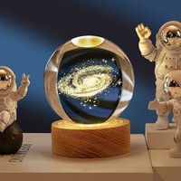 Petite lampe de nuit intérieure sculptée Base LED Lampe de nuit Boule de cristal avec système solaire en bois Planète Sphère Laser Boîte cadeau 3D