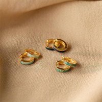 Boucles d'oreilles Huggie en acier inoxydable avec incrustation d'opale de feu dorée