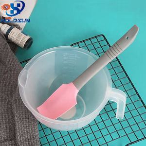 Mezclador antiadherente de grado alimenticio resistente al calor de Color personalizado, cuchara de hielo, espátula raspadora de crema de silicona en ángulo con mango de abrelatas - Product Image 4