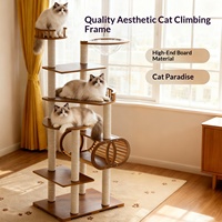 Arbre à chat moderne en bois avec griffoir en sisal et boule-nid pour l'intérieur, style épuré, structure d'escalade et plateforme de saut pour chat