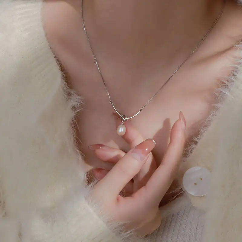 2024 mode bijoux collier pour femmes Simple noeud perle pendentif breloque collier initial nouvelle chaîne de chandail coréen