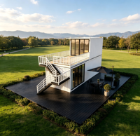 Villa conteneur blanche à deux étages en kit ondulé avec balcon, escalier extérieur blanc, structure modulaire démontable en kit