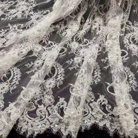 Tissu en dentelle Chantilly française de luxe, lourdement perlé, brodé de perles et de paillettes
