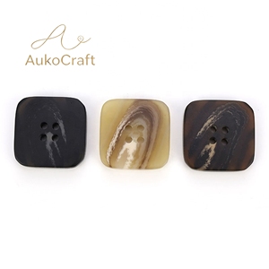 Boutons en résine <span class=keywords><strong>pas</strong></span> chers à motif carré simple à quatre trous pour costumes, manteaux, pulls et cardigans pour hommes et femmes - Product Image 5