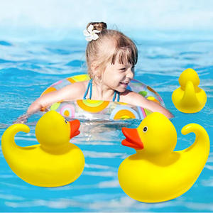 उच्च गुणवत्ता वाले थोक 3.5 इंच क्लासिक सादे पीले स्नान खिलौना विनाइल पर्यटक स्मारिशिंग खेल स्नान टब रबर बतख - Product Image 3