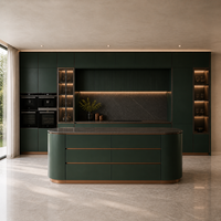 Gabinetes de Cocina Personalizados con Isla Curva, Frentes Lacados sin Tiradores y Almacenamiento con Iluminación