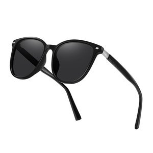 Lunettes de soleil polarisées surdimensionnées pour femmes, monture noire en PC, verres TAC, protection UV400, style conduite plein cadre - Product Image 1