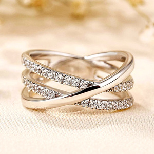 Anello a Tre Strati con Design a Linee Incrociate, Stile Minimalista per Donne - Product Image 1