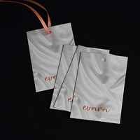Étiquettes suspendues personnalisées en papier laminé imprimées UV écologiques pour vêtements, chaussures, sacs, jouets – Conception gratuite – Mettez en valeur la grandeur de votre marque