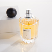 Flacon de parfum de luxe 100 ml en verre transparent texturé à lignes verticales, avec vaporisateur et couvercle magnétique