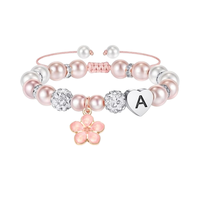 Bracelet ajustable pour femme en laiton perlé avec 26 pendentifs fleuris gravés de lettres anglaises et fausses perles – Cadeau