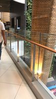 Rampe en verre trempé sans cadre avec main courante et poteaux en acier inoxydable pour installations dans les centres commerciaux