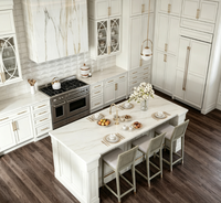 Armoire de cuisine sur mesure de luxe blanche à panneaux surélevés avec porte en verre décorative, quincaillerie dorée, grand îlot de cuisine pour la rénovation de la maison